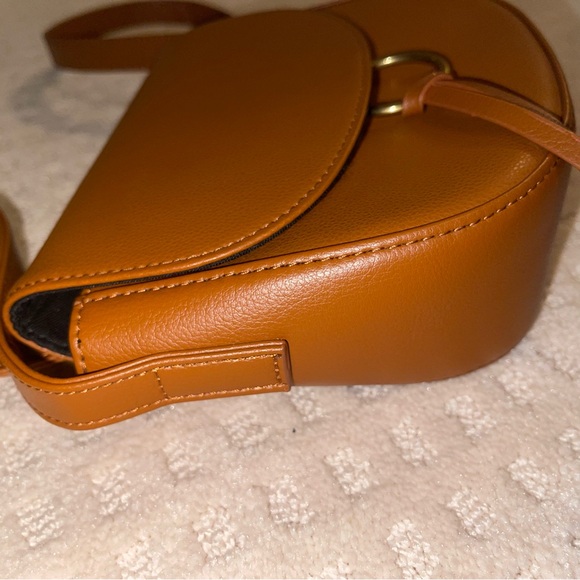 JJ Winters Elegant Tan Crossbody Bag - Picture 9 of 17